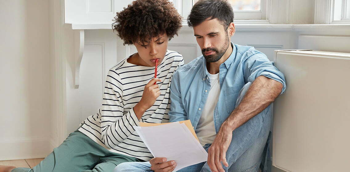 Casal descobrindo o seu perfil financeiro