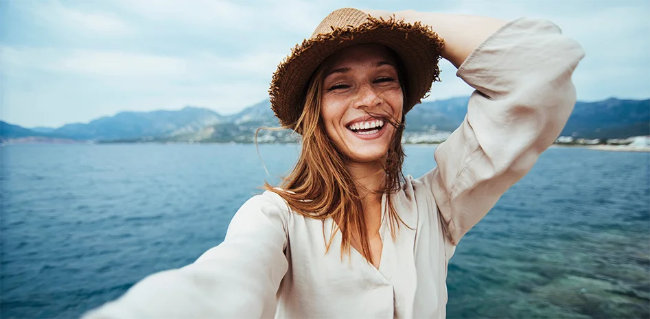 mulher feliz fazendo uma selfie