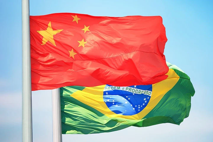 Bandeira da China sobreposta à bandeira do Brasil