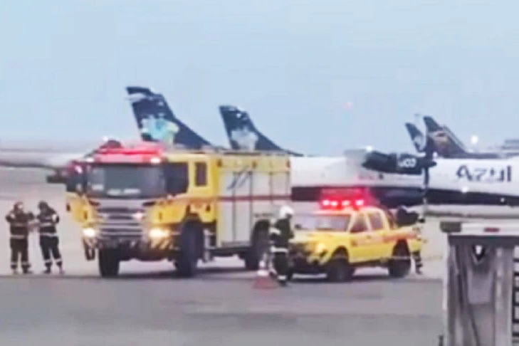 Aeronave da Azul na pista do aeroporto com a Polícia Federal