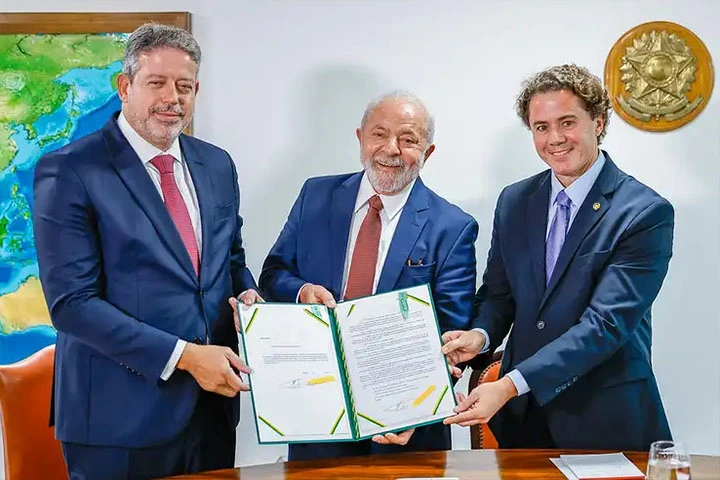 Lula entregou o projeto do arcabouço fiscal ao presidente da Câmara, Arthur Lira (PP-AL), e ao vice-presidente do Senado, Veneziano Vital do Rego (MDB-PB