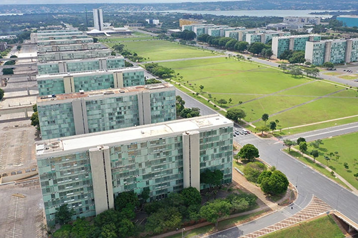 Foto da esplanada dos ministérios em Brasília