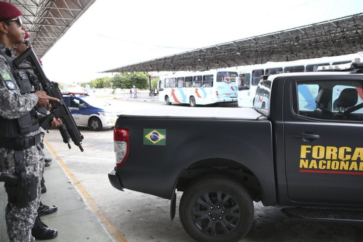Foto de solados da e de um veículo da Força Nacional para ilustrar sua autorização de ação no RJ