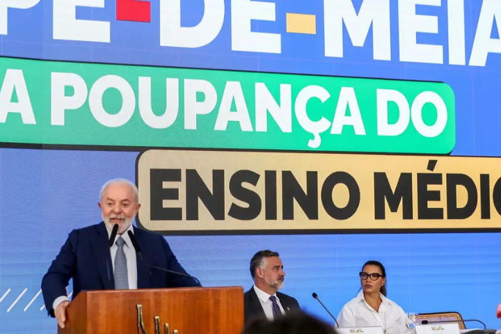 Foto do presidente Lula anunciando o programa de poupança para estudantes